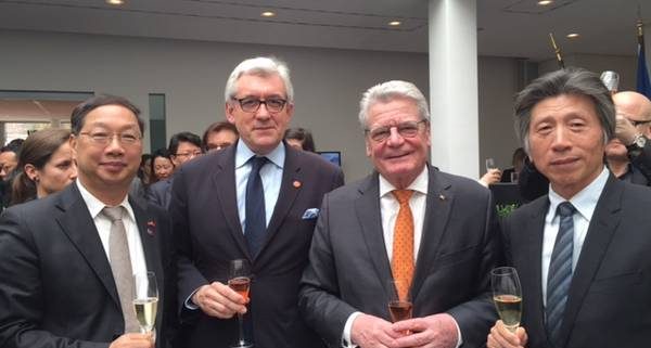 v. l.: Botschafter Shi Mingde, Stiftungs-Vorsitzender Walter Smerling, Bundespräsident Joachim Gauck und Präsident der Central Academy of Fine Arts Fan Di'an bei der Verkündung des Projektes durch Bundespräsident Gauck im März 2016 in Peking