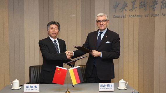 Prof. Fan Di'an, Präsident der Central Academy of Fine Arts und Prof. Dr. h.c. Walter Smerling, Vorsitzender der Stiftung für Kunst und Kultur bei der Unterzeichung des Letter of Intent im März 2016 in Peking